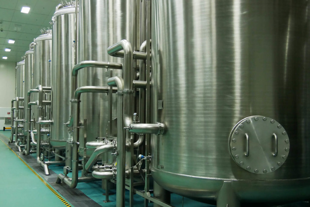 Des traitements d'eau dans l'une des plus grandes usines d'embouteillage