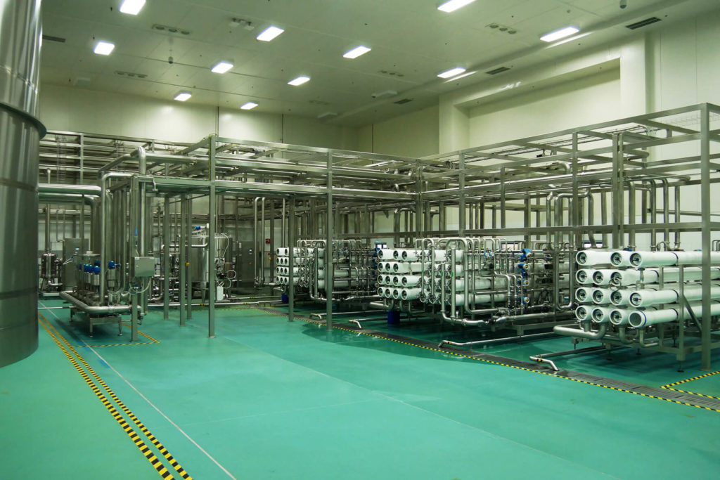 Des traitements d'eau dans l'une des plus grandes usines d'embouteillage