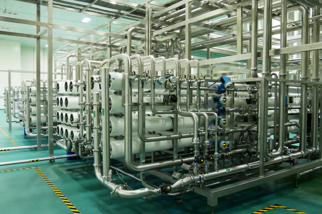 Des traitements d'eau dans l'une des plus grandes usines d'embouteillage